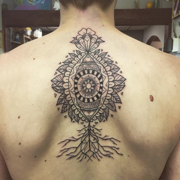 点击大图看下一张：梵花纹身 男生背部简单线条纹身梵花纹身图片