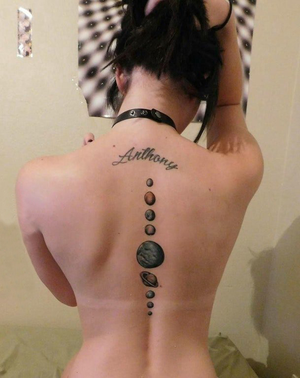 点击大图看下一张：脊柱纹身图案 女生脊柱上英文和星球纹身图片