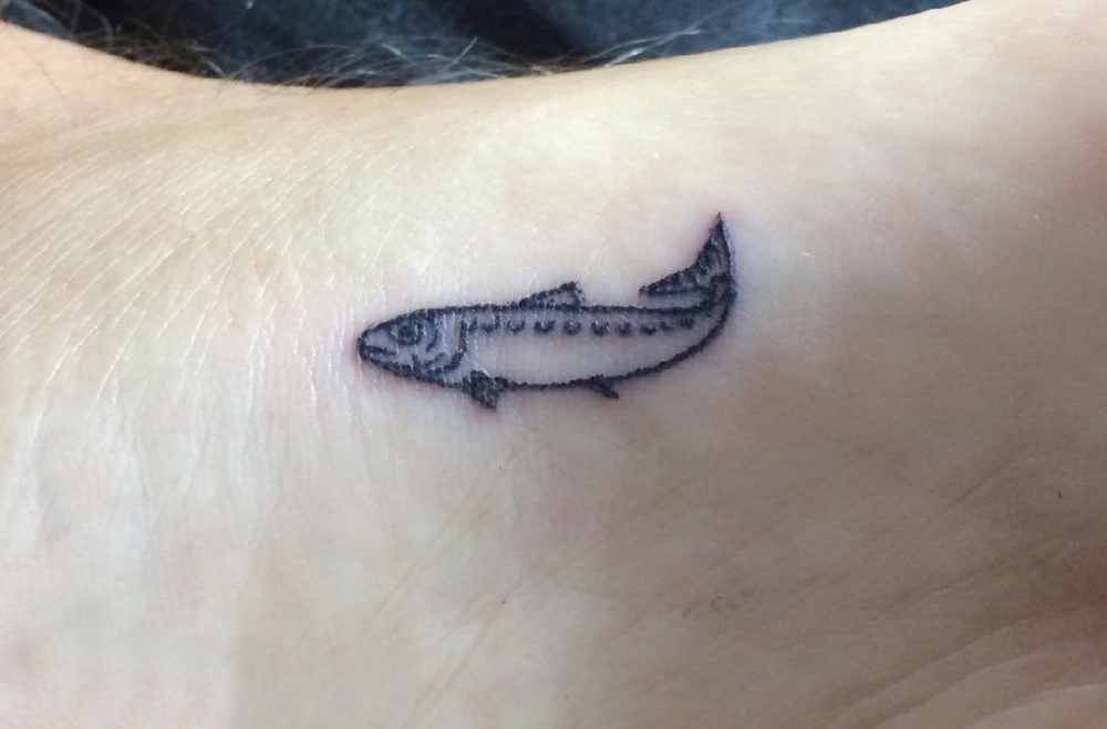点击大图看下一张：脚踝骨纹身 男生脚踝上黑色的鱼纹身图片