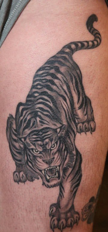 点击大图看下一张：老虎图腾纹身 男生大腿上老虎图腾纹身图片