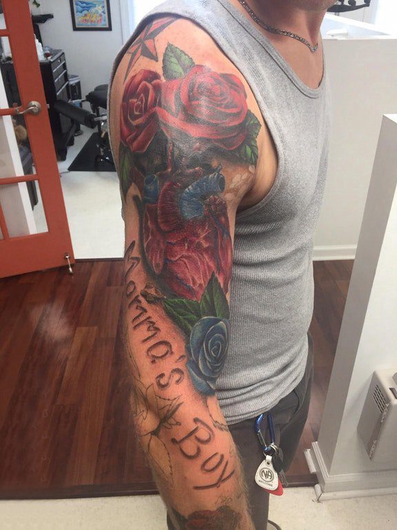 点击大图看下一张：玫瑰纹身 男生手臂上玫瑰纹身图片