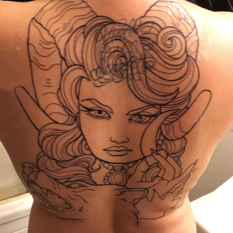 点击大图看下一张：女生人物纹身图片 女生背部简单线条纹身人物纹身图片