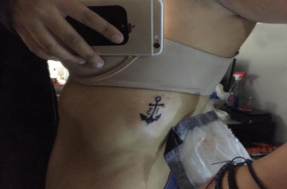 点击大图看下一张：欧美船锚纹身 女生侧腰上黑色的船锚纹身图片