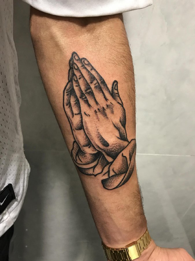 点击大图看下一张：祈祷之手纹身图 男生手臂上黑色的祈祷之手纹身图片