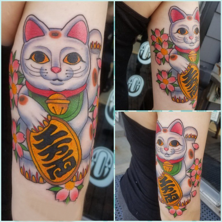 点击大图看下一张：日式招财猫纹身 女生手臂上花朵和招财猫纹身图片