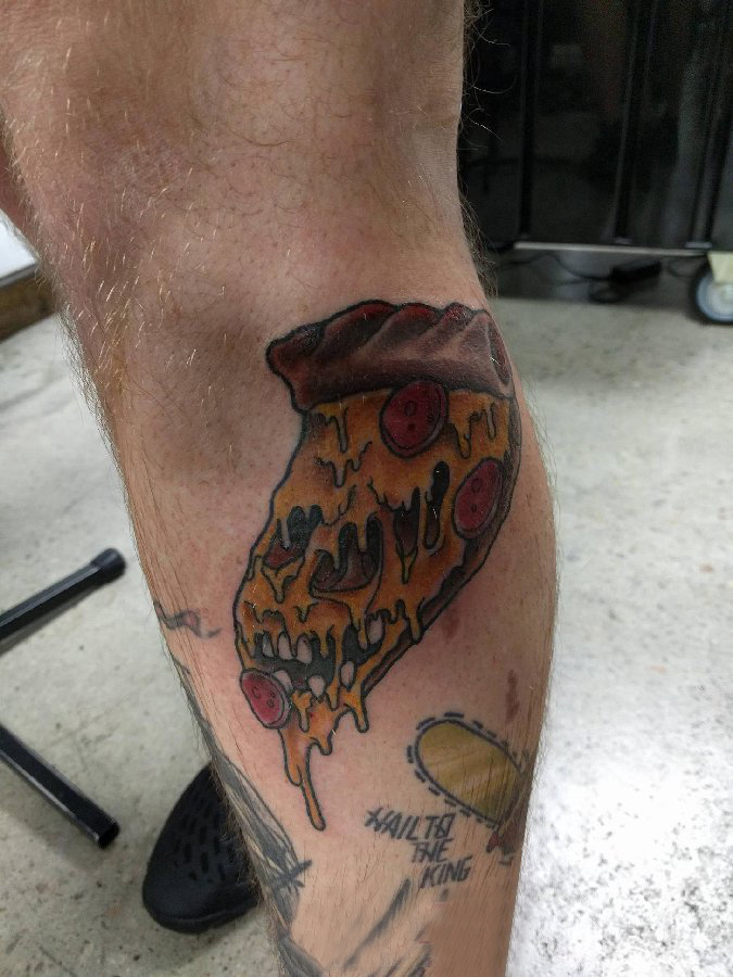 点击大图看下一张：食物纹身 男生小腿上彩色的食物披萨纹身图片