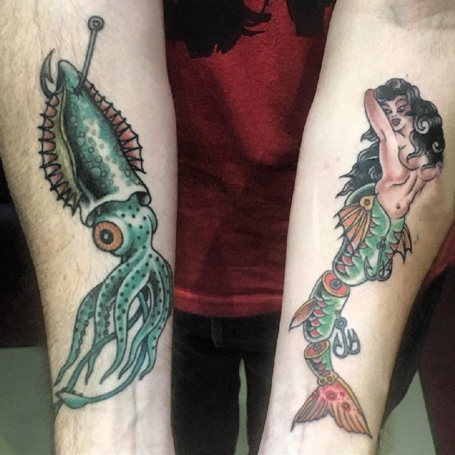 点击大图看下一张：手臂纹身素材 男生手臂上鱿鱼和人鱼纹身图片