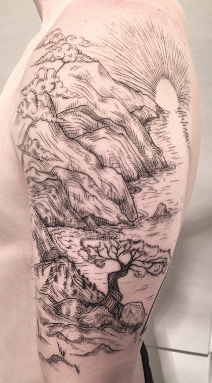 点击大图看下一张：双大臂纹身 男生大臂上黑色的山水纹身图片