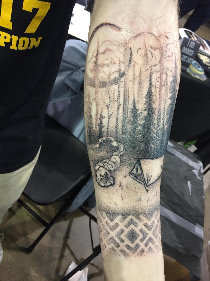 点击大图看下一张：松树纹身 男生手臂上黑灰纹身松树纹身图片