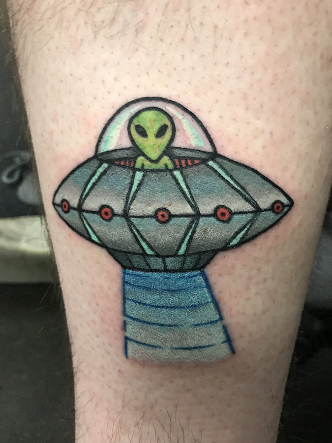 点击大图看下一张：外星人纹身 男生小腿上飞碟和外星人纹身图片