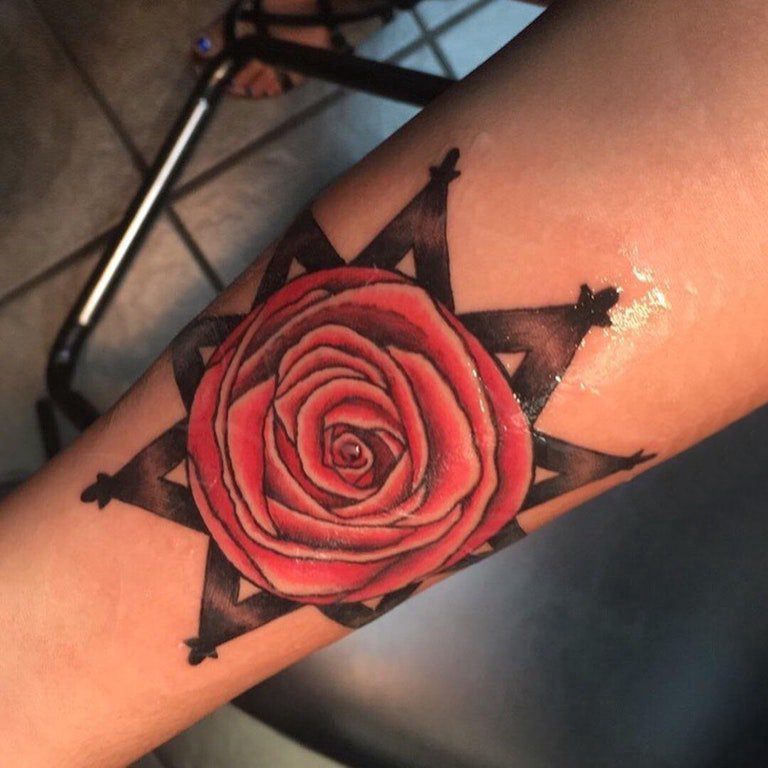 点击大图看下一张：文艺花朵纹身 女生手臂上欧美玫瑰纹身图片
