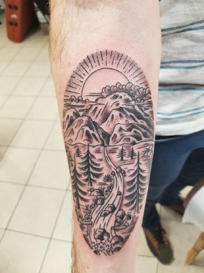 点击大图看下一张：纹身风景 男生手臂上黑灰的风景纹身图片