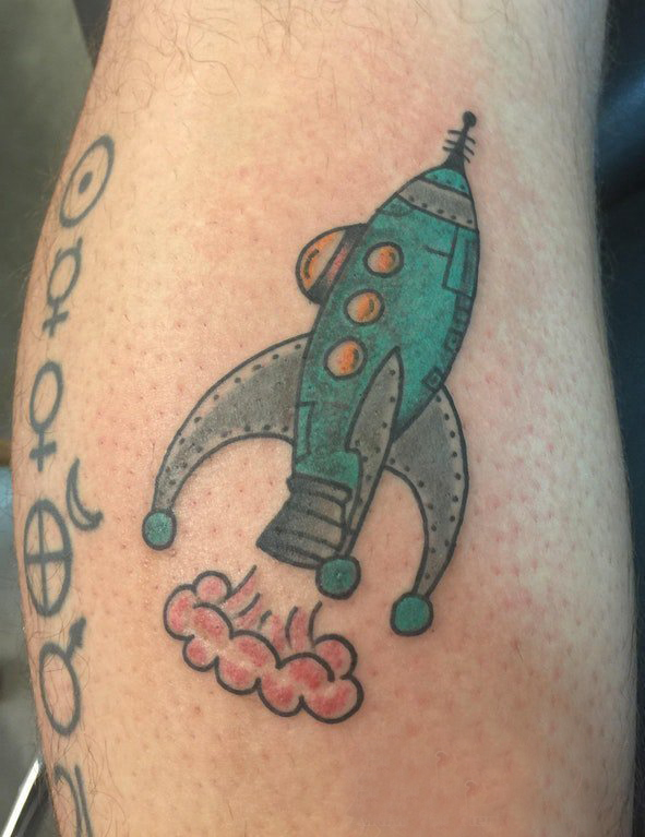 点击大图看下一张：纹身卡通  男生小腿上彩色的火箭纹身图片