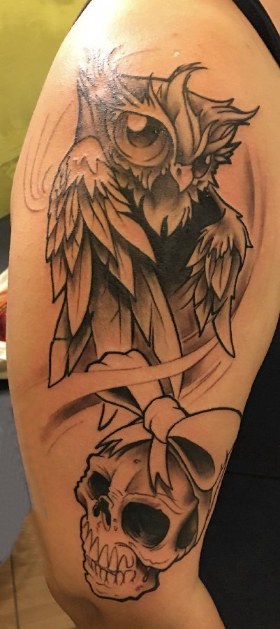点击大图看下一张：纹身猫头鹰 男生手臂上黑灰纹身猫头鹰纹身图片