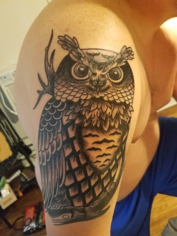 点击大图看下一张：纹身猫头鹰 男生手臂上猫头鹰的图腾纹身图片