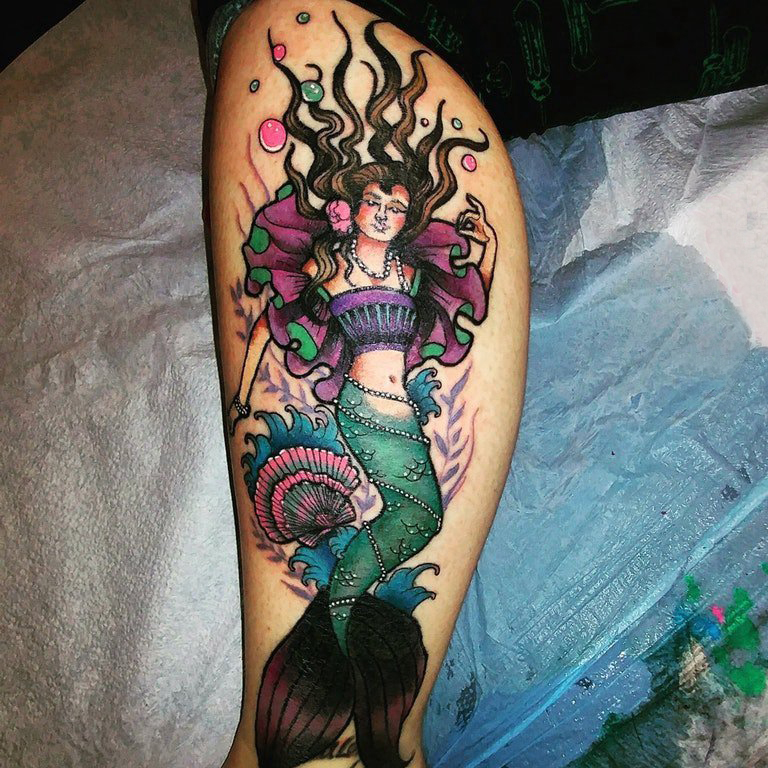 点击大图看下一张：纹身美人鱼图案 女生小腿上美人鱼纹身图片