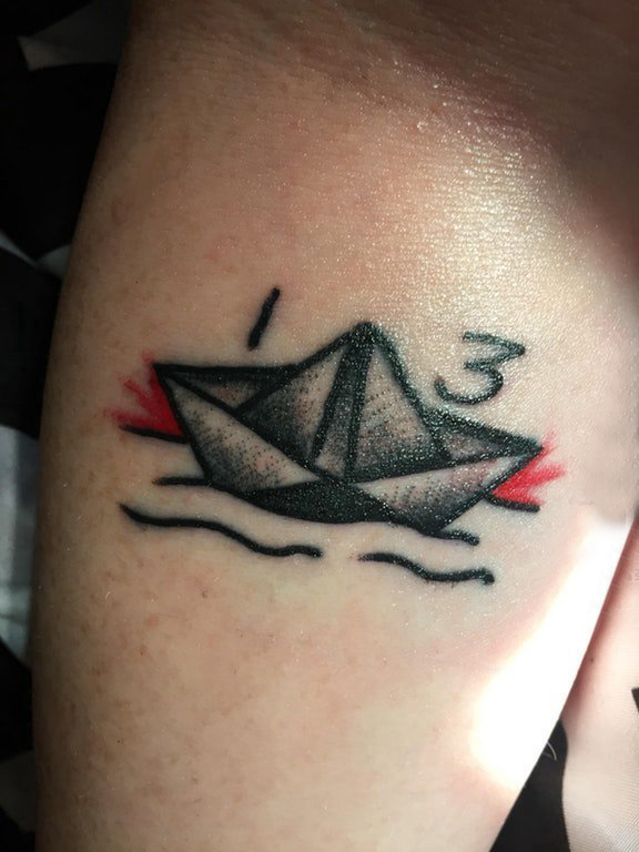 点击大图看下一张：纹身小帆船 男生手臂上数字和帆船纹身图片
