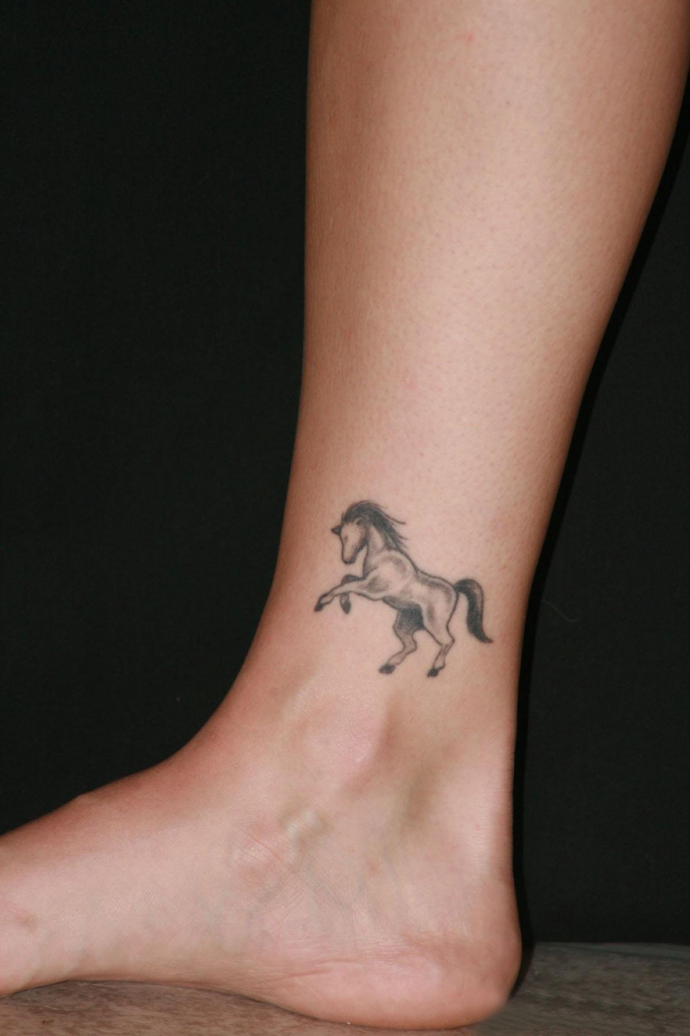 点击大图看下一张：女生脚踝处线条素描文艺小清新唯美纹身图案
