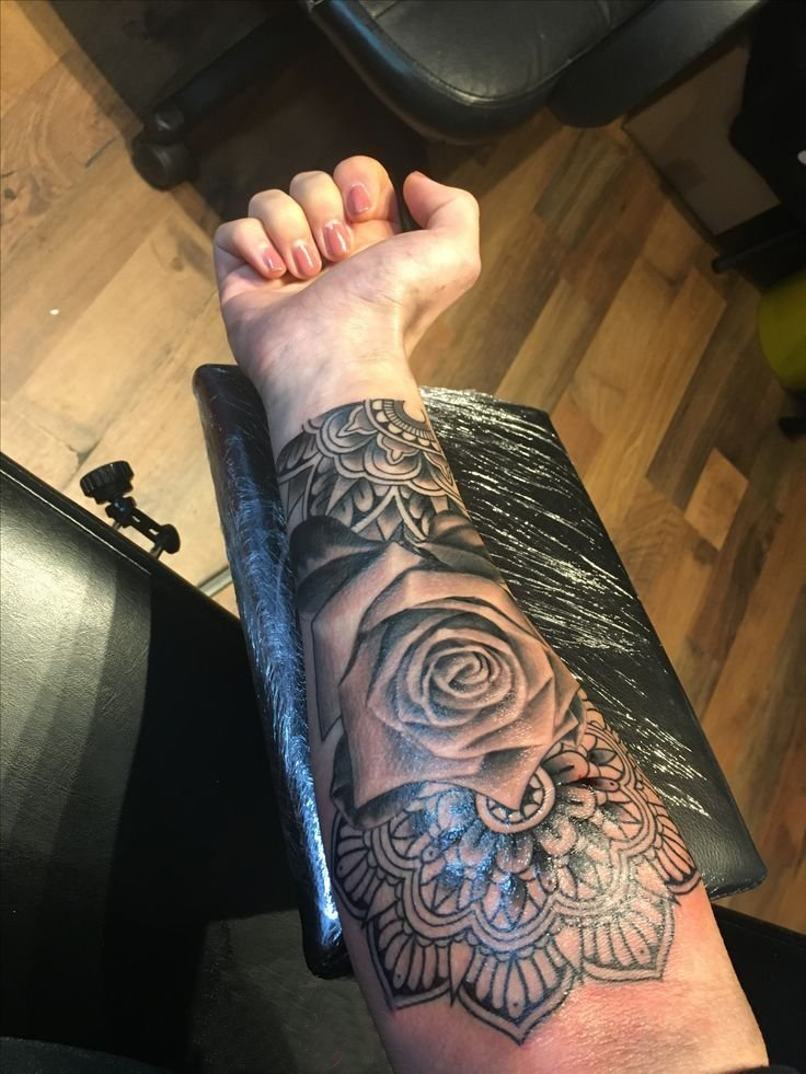 点击大图看下一张：梵花纹身 男生手臂上玫瑰纹身图片
