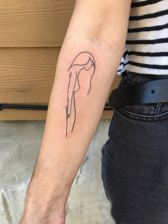点击大图看下一张：极简线条纹身 男生手臂上黑色的人物纹身图片