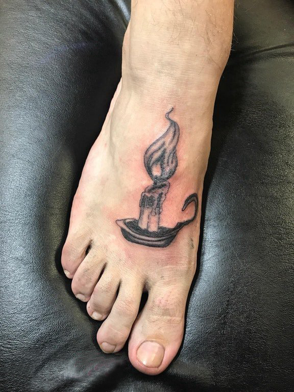 点击大图看下一张：脚背纹身 男生脚背上黑色的蜡烛纹身图片