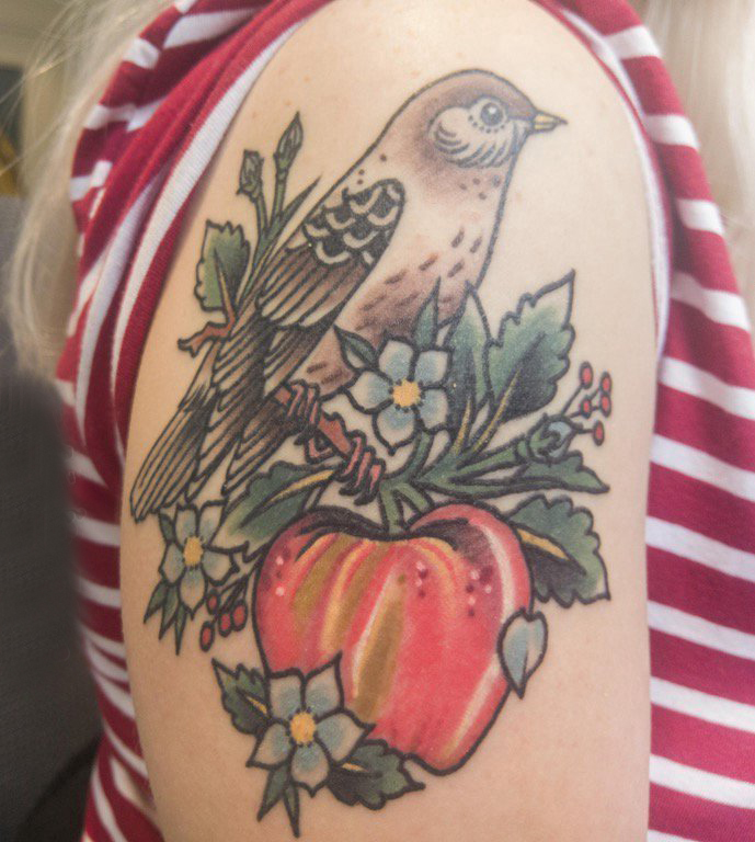 点击大图看下一张：鸟纹身 女生手臂上鸟纹身图片