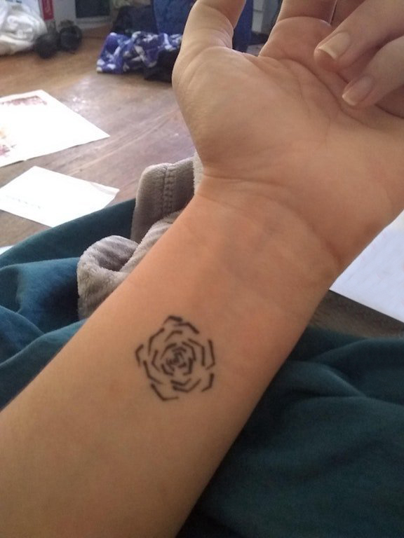点击大图看下一张：女生纹身手腕 女生手臂上黑色的玫瑰纹身图片