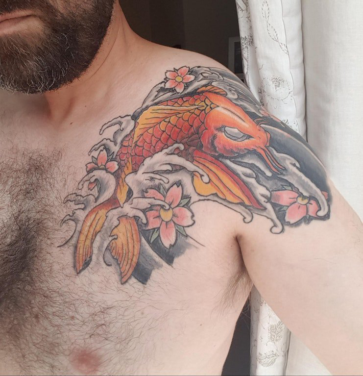 点击大图看下一张：纹身红鲤鱼 男生肩部鲤鱼纹身图片