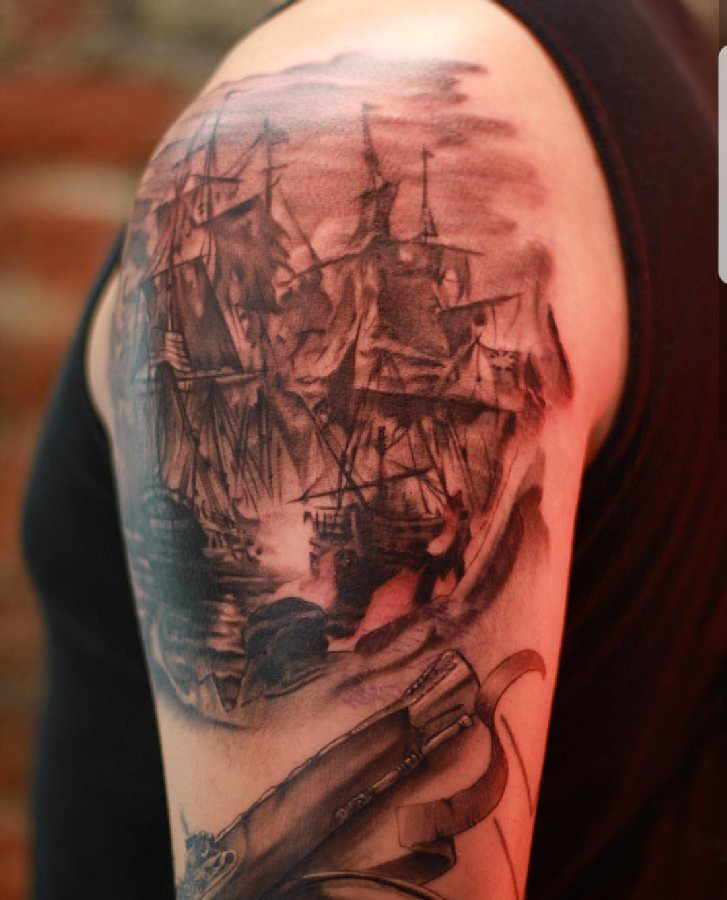 点击大图看下一张：纹身小帆船 男生手臂上帆船纹身图片