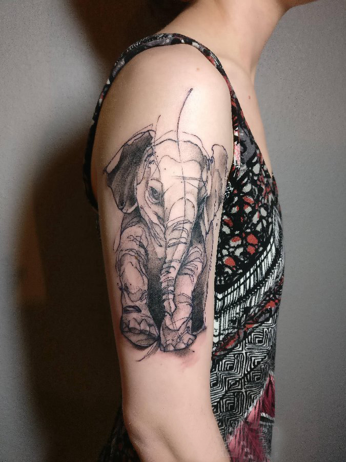 点击大图看下一张：小动物纹身 男生大臂上黑色的大象纹身图片