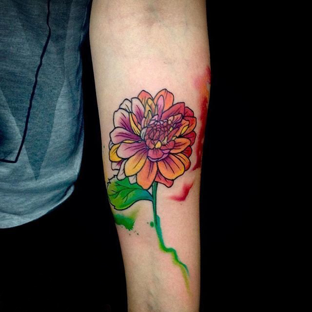点击大图看下一张：文艺花朵纹身 多款彩色渐变纹身文艺花朵纹身唯美图片