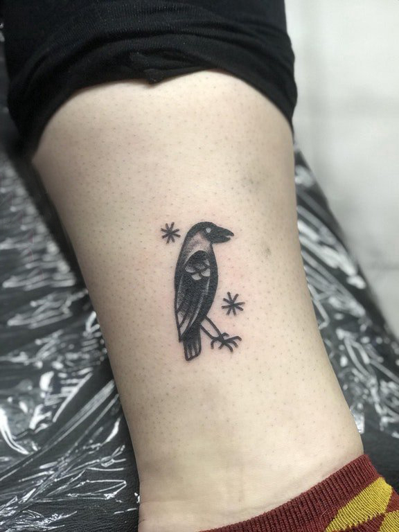 点击大图看下一张：百乐动物纹身 男生小腿上黑色的小鸟纹身图片