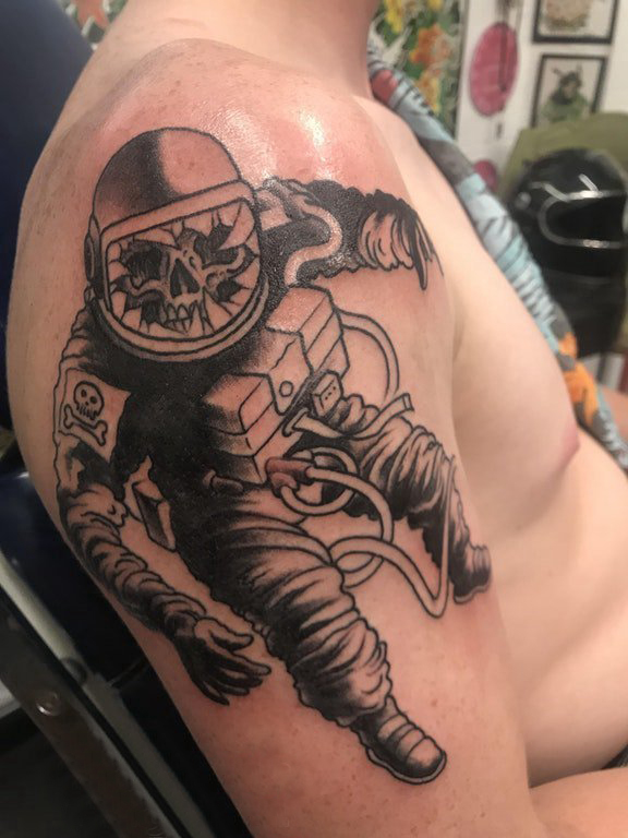 点击大图看下一张：骷髅纹身 男生大臂上黑色的骷髅宇航员纹身图片