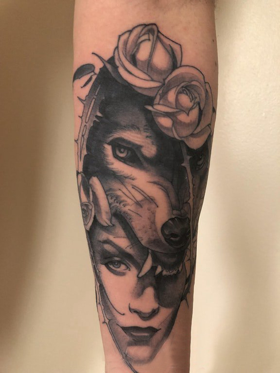 点击大图看下一张：狼纹身 女生手臂上女生人物纹身图案