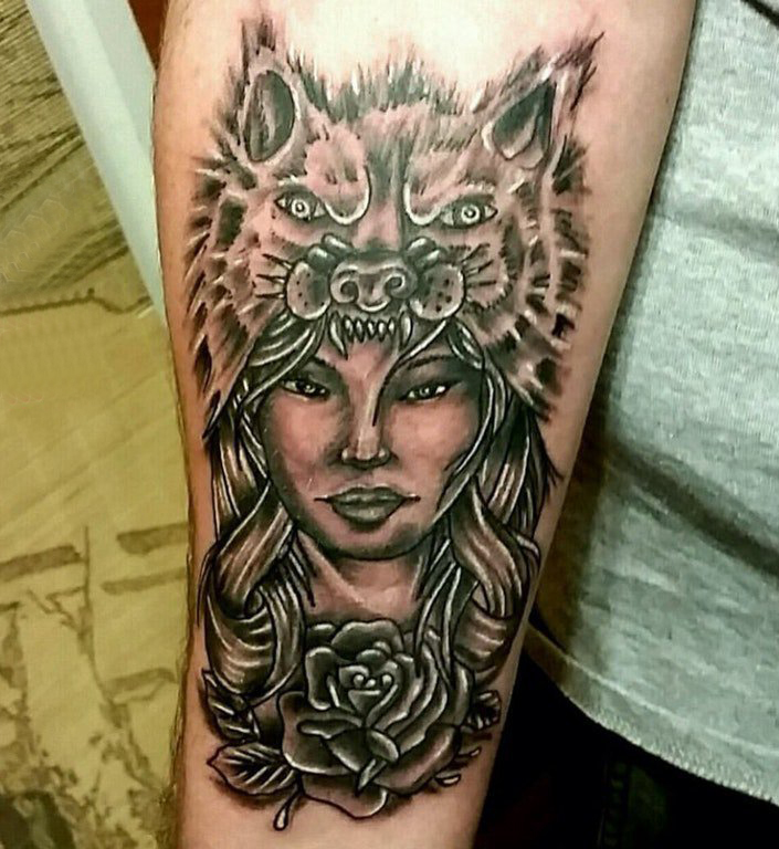 点击大图看下一张：女生人物纹身图案 男生手臂上狼纹身图片