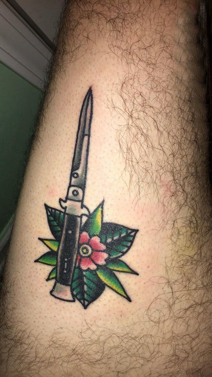 点击大图看下一张：欧美匕首纹身 男生手臂上花朵纹身图片