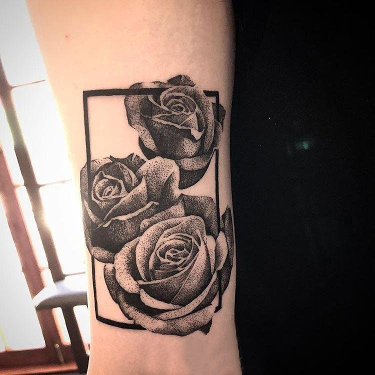 点击大图看下一张：欧美玫瑰纹身 女生手臂上几何和玫瑰纹身图片