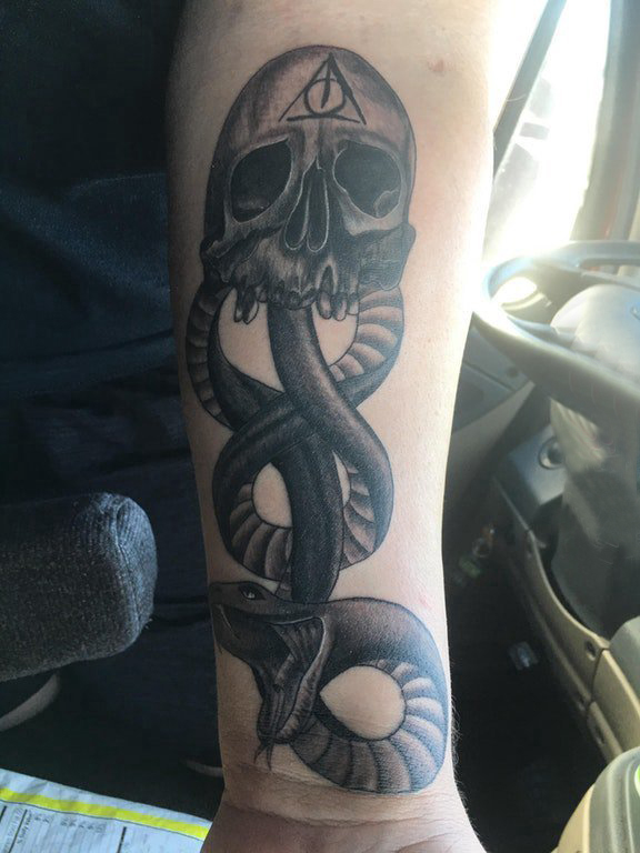 点击大图看下一张：蛇纹身 男生手臂上骷髅纹身图片