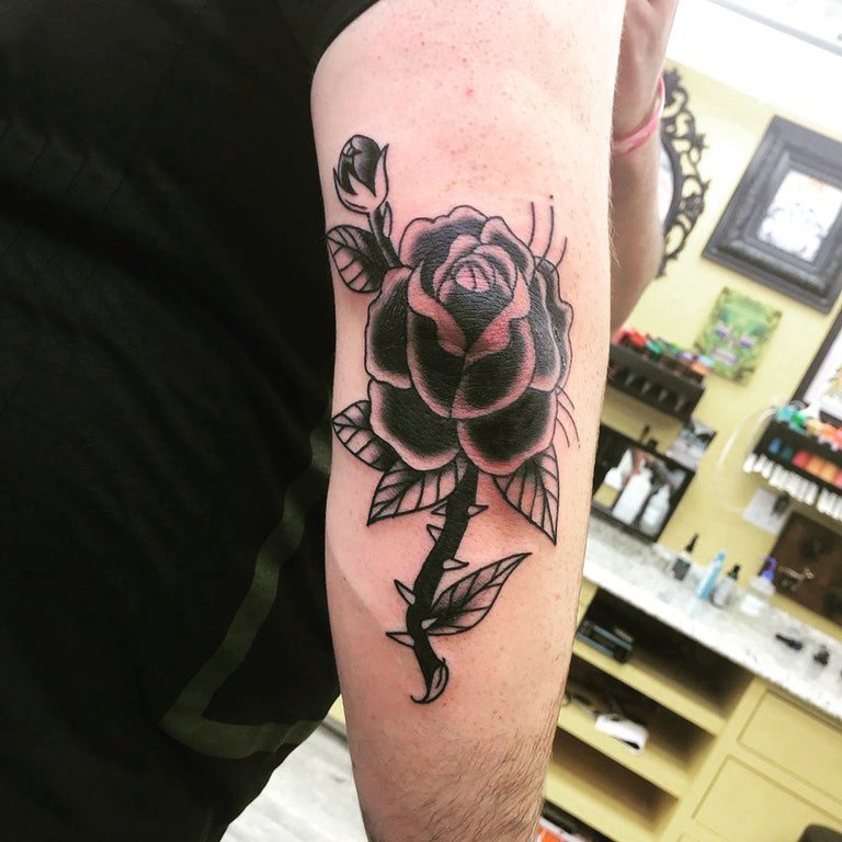 点击大图看下一张：手臂纹身素材 男生手臂上黑色的玫瑰花纹身图片