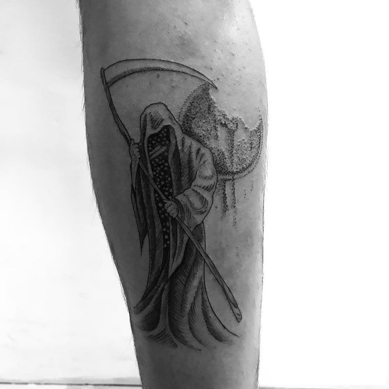 点击大图看下一张：死神镰刀纹身图案 男生小腿上黑色的死神纹身图片