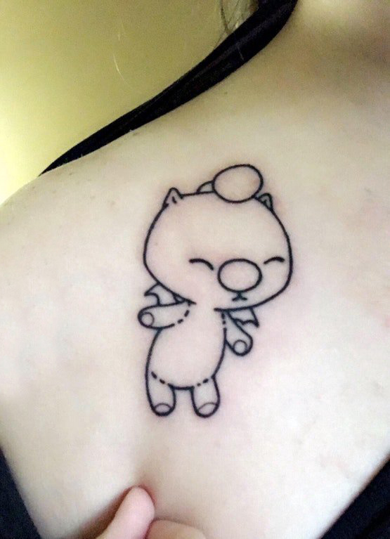 点击大图看下一张：纹身卡通 女生肩部黑色的卡通熊纹身图片