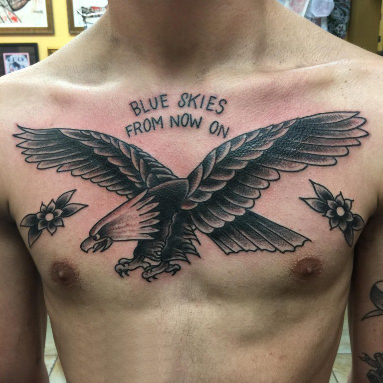 点击大图看下一张：纹身老鹰图案 男生胸部老鹰纹身图案