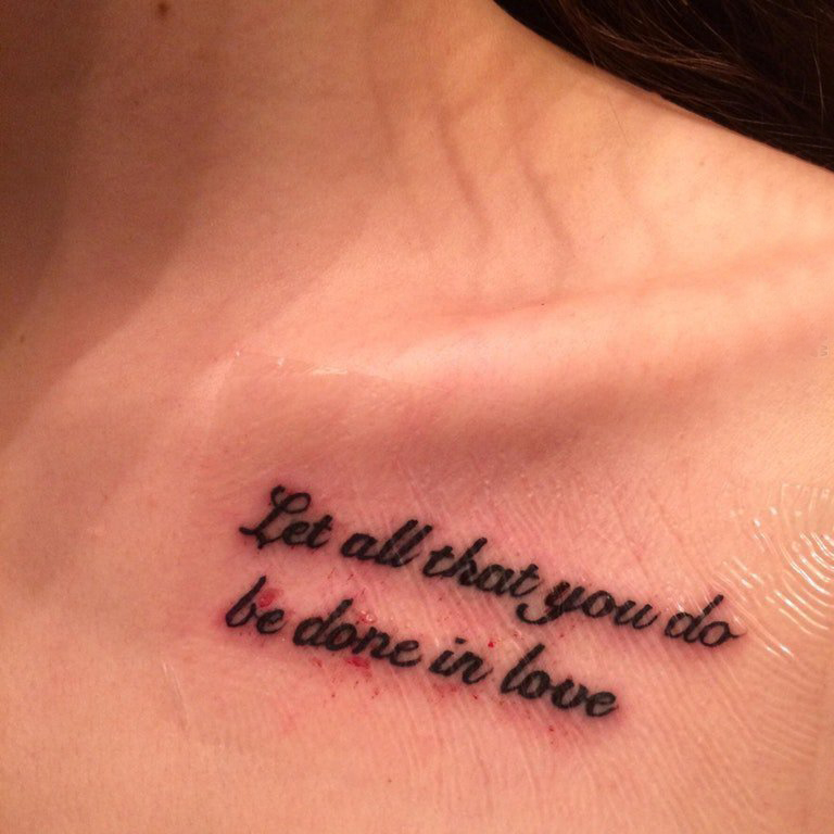 点击大图看下一张：纹身锁骨女 女生锁骨上黑色的花体英文纹身图片