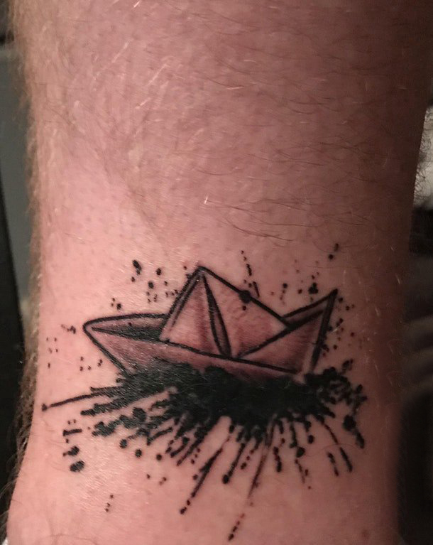 点击大图看下一张：纹身小帆船 男生手臂上黑色的纸船纹身图片