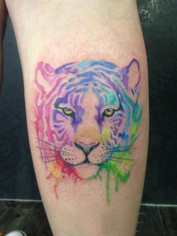 点击大图看下一张：小腿对称纹身 女生小腿上彩色的狮子纹身图片