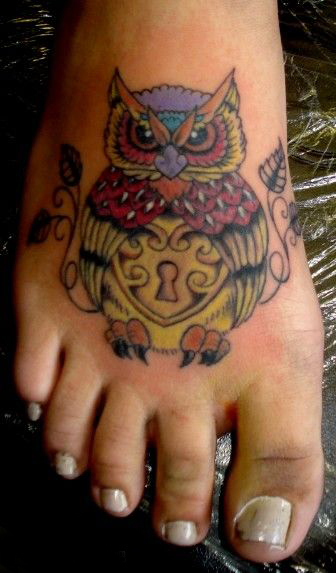 点击大图看下一张：多款彩色个性的猫头鹰纹身