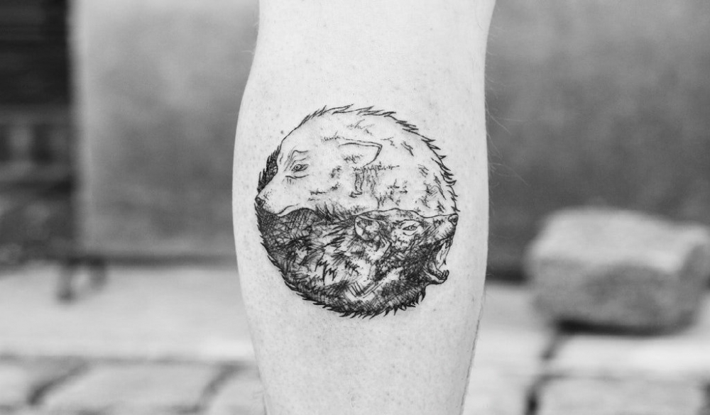 点击大图看下一张：百乐动物纹身 女生小腿上黑色的狼纹身图片