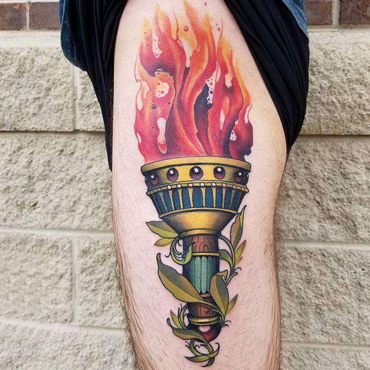 点击大图看下一张：火焰纹身图片 男生大腿上植物和火焰纹身图片