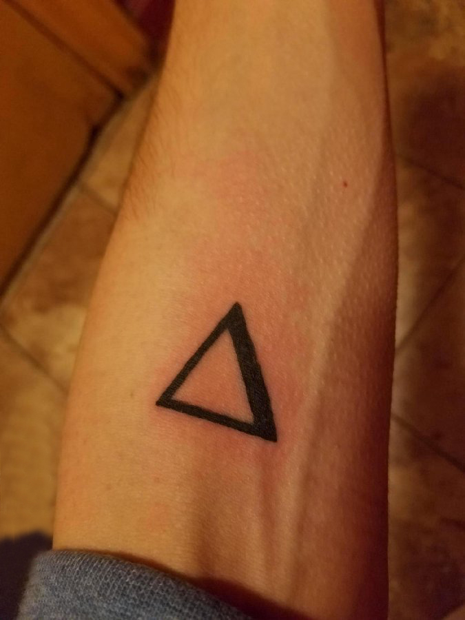 点击大图看下一张：几何元素纹身 男生手臂上黑色的三角形纹身图片