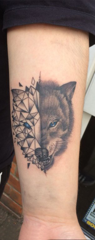 点击大图看下一张：狼纹身 男生手臂上狼纹身动物纹身图片
